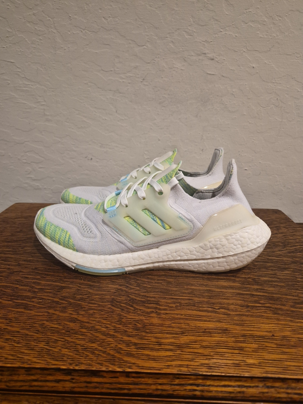 Adidas Ultraboost 22 Athletic Running Shoes
Women's Size 7.5